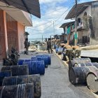 Militares de la Armada del Ecuador manipulan decenas de tanques químicos incautados en Limones, Eloy Alfaro, durante un operativo contra el narcotráfico en Esmeraldas.