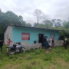 La Policía analiza pistas del crimen cometido dentro de esta casa, en el campo.