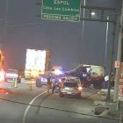 Caos en la Perimetral: Contenedor de banano se volcó a la altura de Ceibos Norte