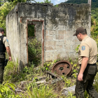 Personal de la Policía Nacional y agentes de la DINASED ejecutan pericias tras el hallazgo de restos óseos en una construcción abandonada del barrio San Roque, en El Pangui.