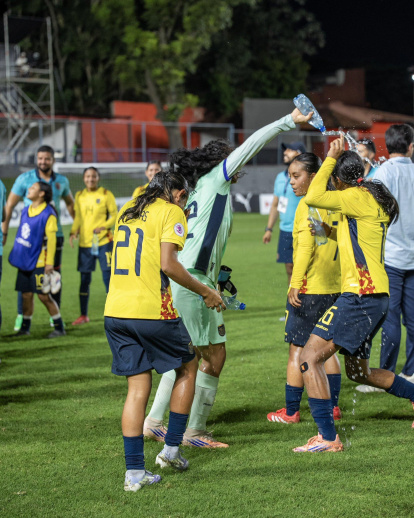 Selección de Ecuador femenina sub 20 festejando su clasificación al hexagonal.
