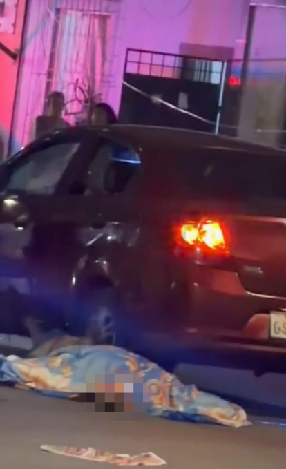 El cuerpo del hombre quedó tendido junto a un vehículo.