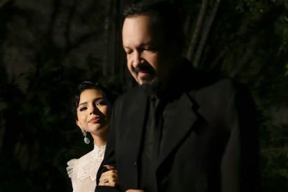 Ángela Aguilar junto a su padre, Pepe Aguilar.