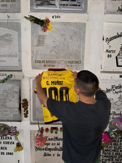 Carlos Muñoz en el Cementerio de Guayaquil con la camiseta en honor a su padre.