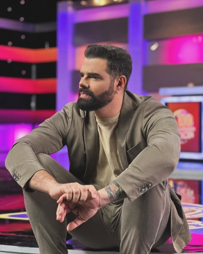 Ronald es animador del programa 100 ecuatorianos dicen.