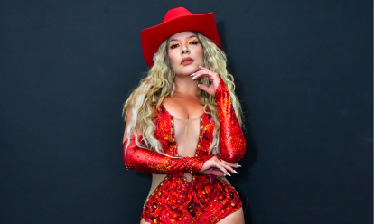 Karla Cueva abogada y cantante de regional, dejó su empleo para seguir su sueño musical y cuidar a su hermano con discapacidad.