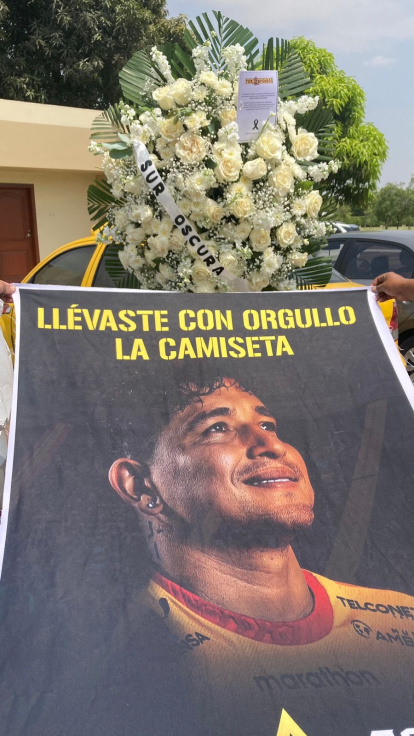 Homenaje de los hinchas amarillos hacia Mario Pineida.