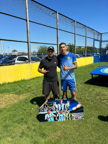 El quiteño posa junto al campeón del mundo y hoy futbolista de Rosario Central, Ángel Di María.