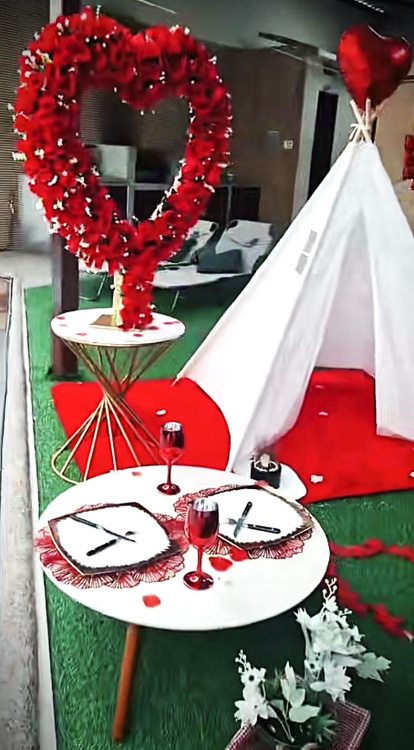 En el terreno solo hay una carpa, un colchón y decoraciones románticas.