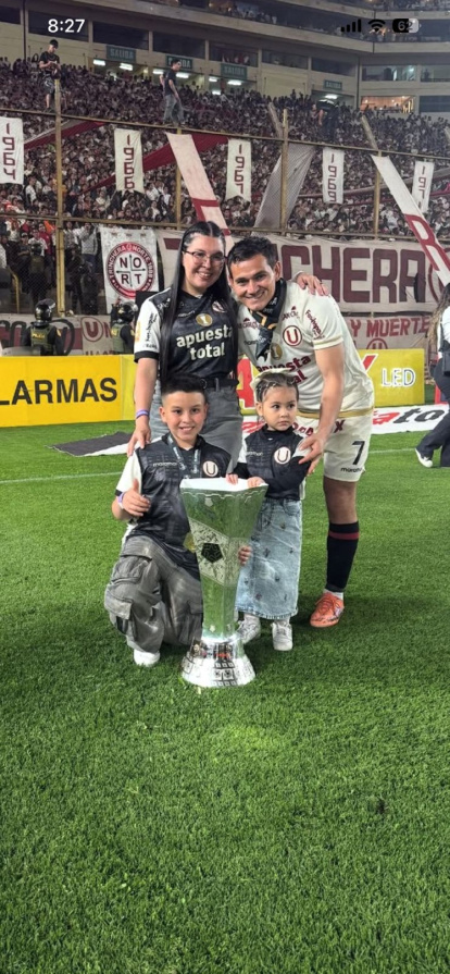 Jairo Vélez en familia, cuando fue campeón con Universitario 2025.