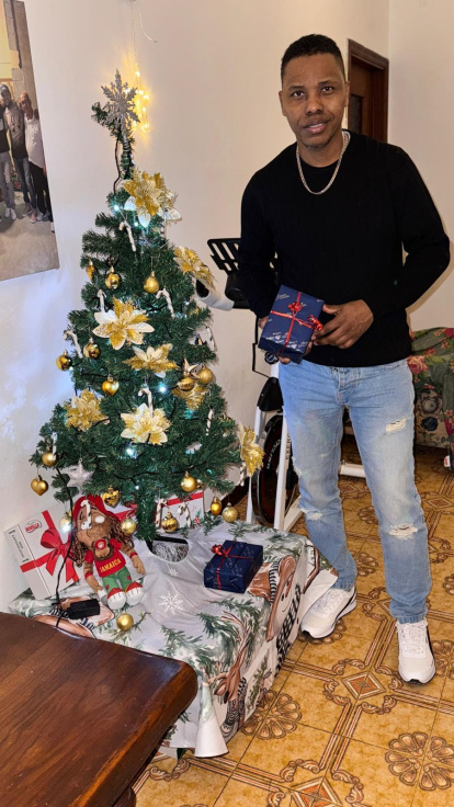 Robinson mandó regalos a su familia desde Italia a Ecuador.