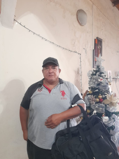 Quezada se alista para dar la tradicional vuelta a la manzana con una maleta.