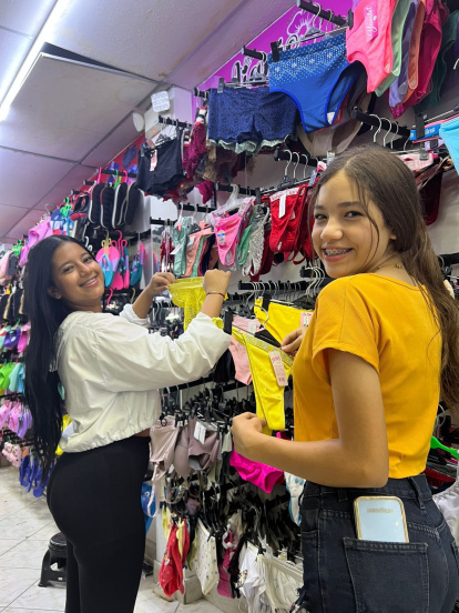 Doménica Moreira y Valerie Sánchez y la tradición de la ropa amarilla.