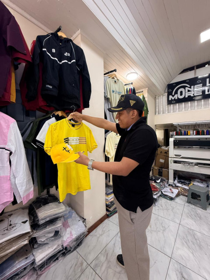 Joffre Caba con gorra y camiseta amarilla para recibir el 2026.

AG-PERIODISTA