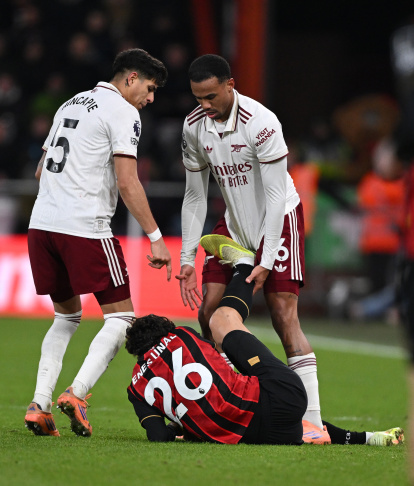 Piero Hincapié (i) estuvo firme en la defensa de Arsenal, en la victoria sobre Bournemouth.
