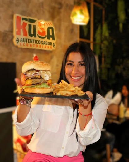 En su local también ofrece comida rápida como hamburguesas, tacos y bandejitas.
