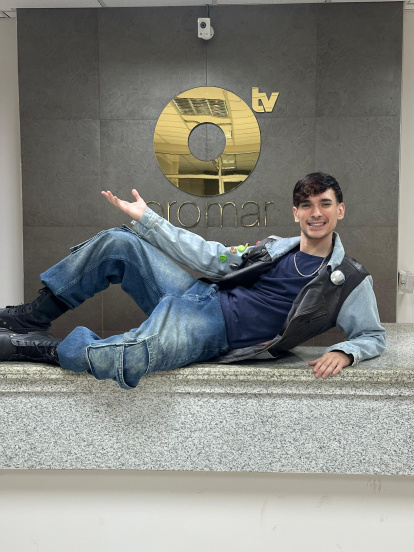 Lo suyo es la televisión, algo para lo que nació, creció y se formó.