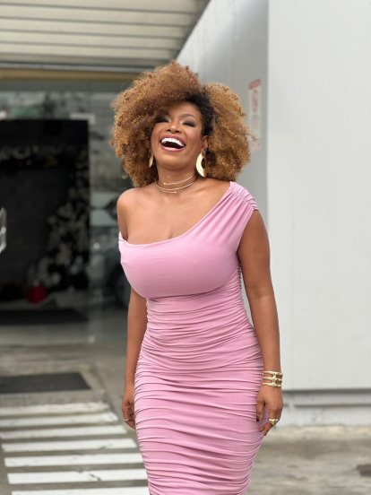 Tiene nueve pelucas, esta afro es su preferida.