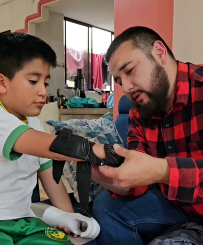 Paco el Morlaco crea prótesis y las dona a quienes enfrentan mayores dificultades.