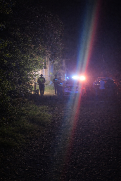 Policías mientras recopilaban los indicios del triple crimen.