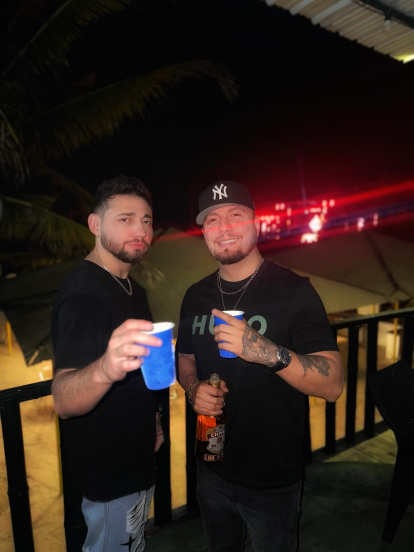 Los cantautores son reconocido por su tema Besitos de colores, lanzado en el 2009.