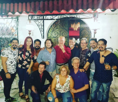 Pedro Pinoargotty junto a once de sus doce hijos en una foto del álbum familiar.