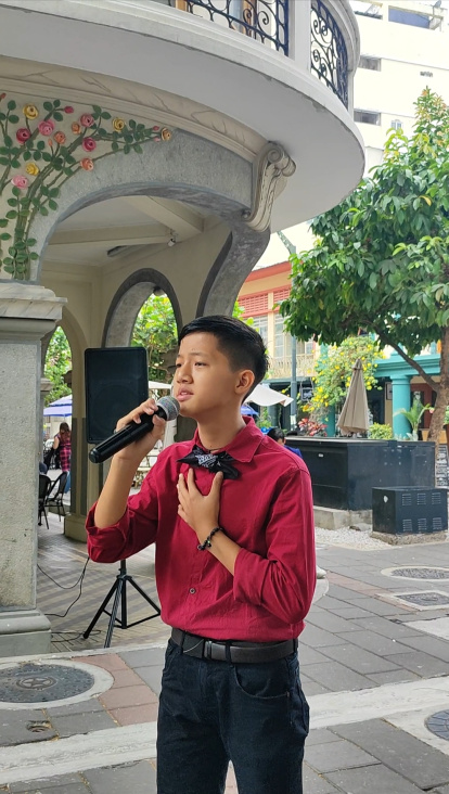 Durante una de sus presentaciones públicas.