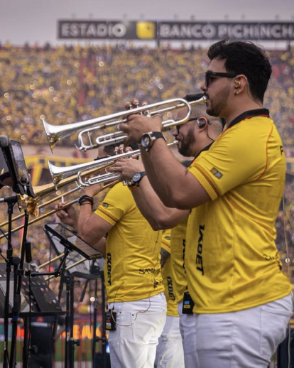 El Grupo Galé de Colombia en la Noche Amarilla.
