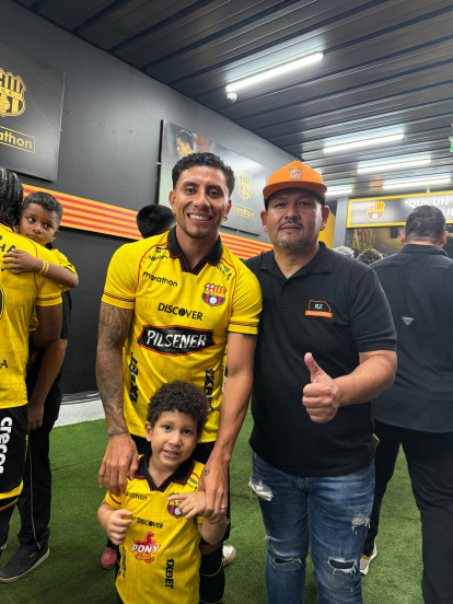 Sandy Meza Montecel hincha de Barcelona junto a Joao Rojas.