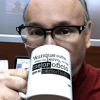 Cuesta lleva más de cuarenta años en el oficio de comunicador social.