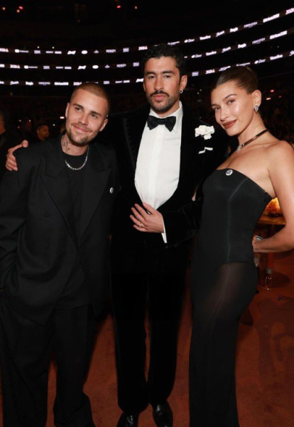 Justin y Hailey Bieber junto a Bad Bunny en los Grammys.
