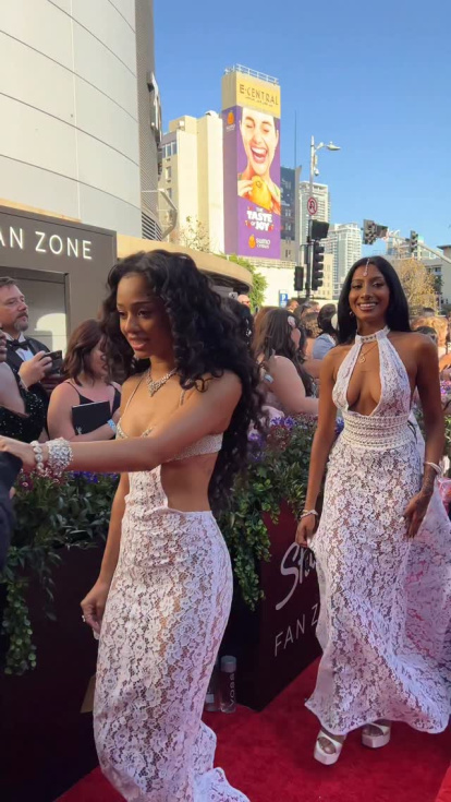 Las artistas Meret Manon y Lara Rajj también vistieron con transparencias.