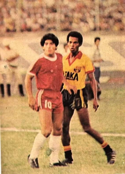 Perlaza marcó a Maradona en el amistoso en Guayaquil de 1980 que terminó 2-2.