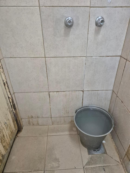 El hospital tendría algunos baños llenos de sarro y descuidados.