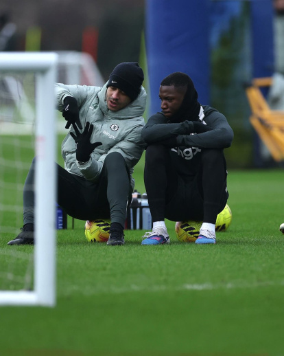 l entrenador del Chelsea FC es el inglés Liam Rosenior y Moisés Caicedo.