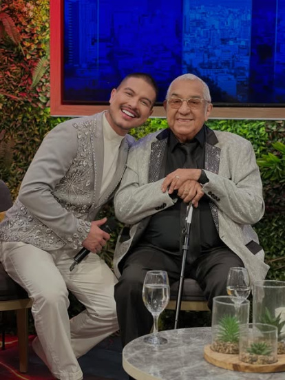 Junto al cantante Alci Acosta, durante un homenaje.