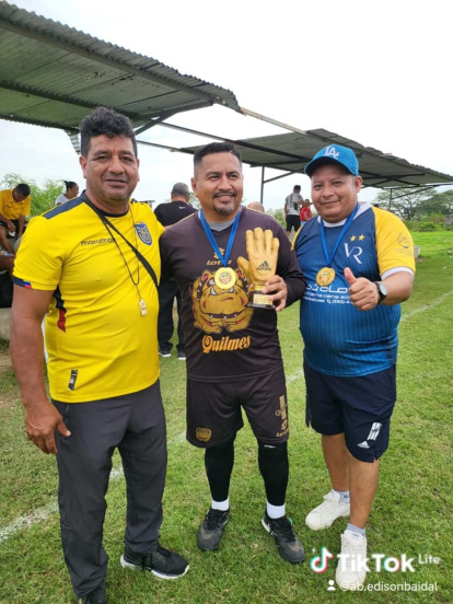 William Guilindro, de Vicentinos FC, el mejor golero del torneo, junto a  José Moreira y Edison Baidal.