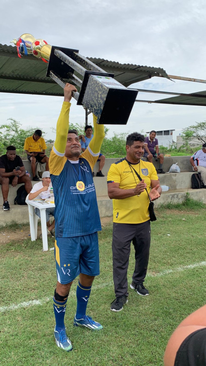 Vicentinos FC en la sub 40 se llevó el primer lugar en la Liga Barrial Jardines del Salado.