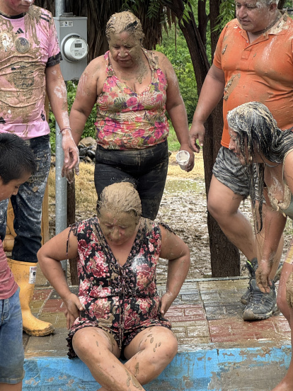Así de 'salvaje' juegan carnaval en Nueva Esperanza, en Manta.