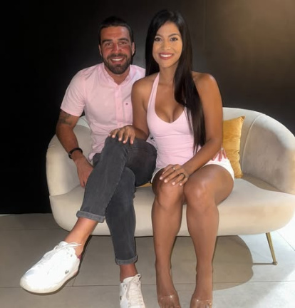 Ella confirmó la relación a través de dos fotos que subió a sus redes sociales, al igual que él.