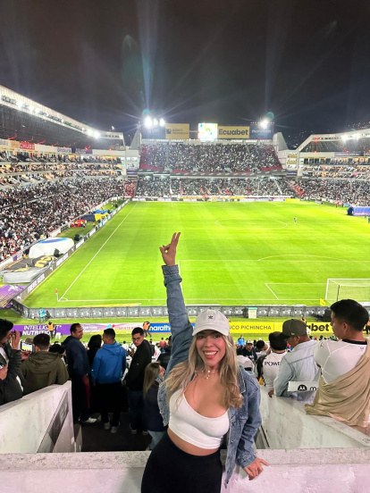 La joven durante un partido de Liga de Quito en la capital.