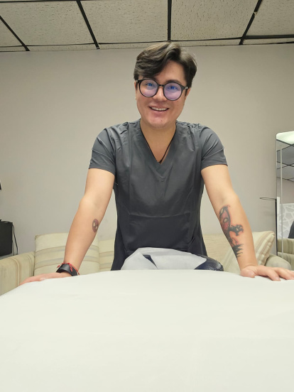 Mauricio ‘El Cuy’ Altamirano se prepara para ser masajista.