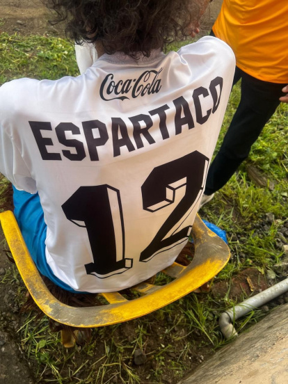 Un buzo blanco con el nombre de Espartaco recibió Mendoza, de parte de la página Hincha de Corazón.