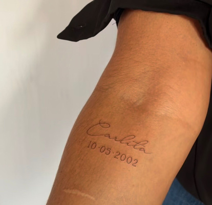 La bailarina se tatuó el nombre de su hija y la fecha en que nació.