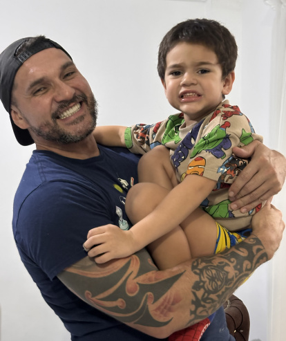 José y su hijo Efraín, próximo a cumplir cinco años. Con Melanie tiene también a Micaela.