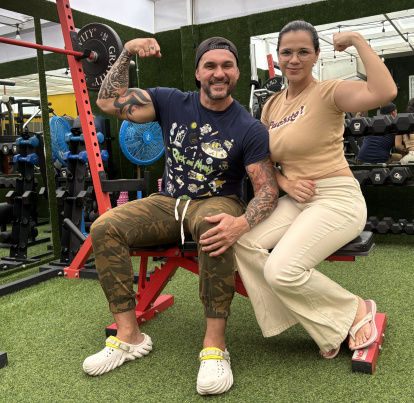 Ambos comparten su dedicación por el gimnasio, tienen uno completo con máquinas profesionales.