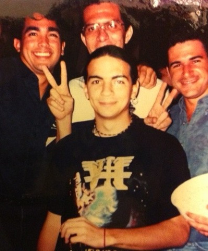 Diego de 20 años, en Iguana Legal, con la camiseta del grupo Van Halen, lo acompañan Diego Arcos, Polo Baquerizo y Roberto Begué.