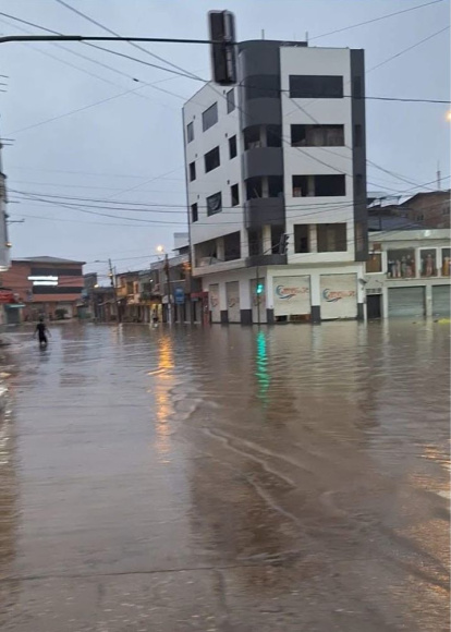 Así quedaron inundadas las calles del centro tras el fuerte aguacero.