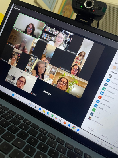 Mariela destina 500 dólares a la promoción de sus servicios como docente y editora.