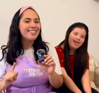 Dejó su trabajo estable para dedicarse a guiar niños con discapacidad dentro de las artes escénicas. Junto a ella está Fátima Coloma.